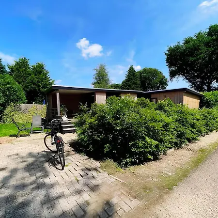 Familiechalet - Veluwe - Zwembad - Gratis Parkeren בקתה