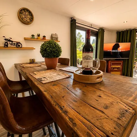 Familiechalet - Veluwe - Zwembad - Gratis Parkeren בקתה *